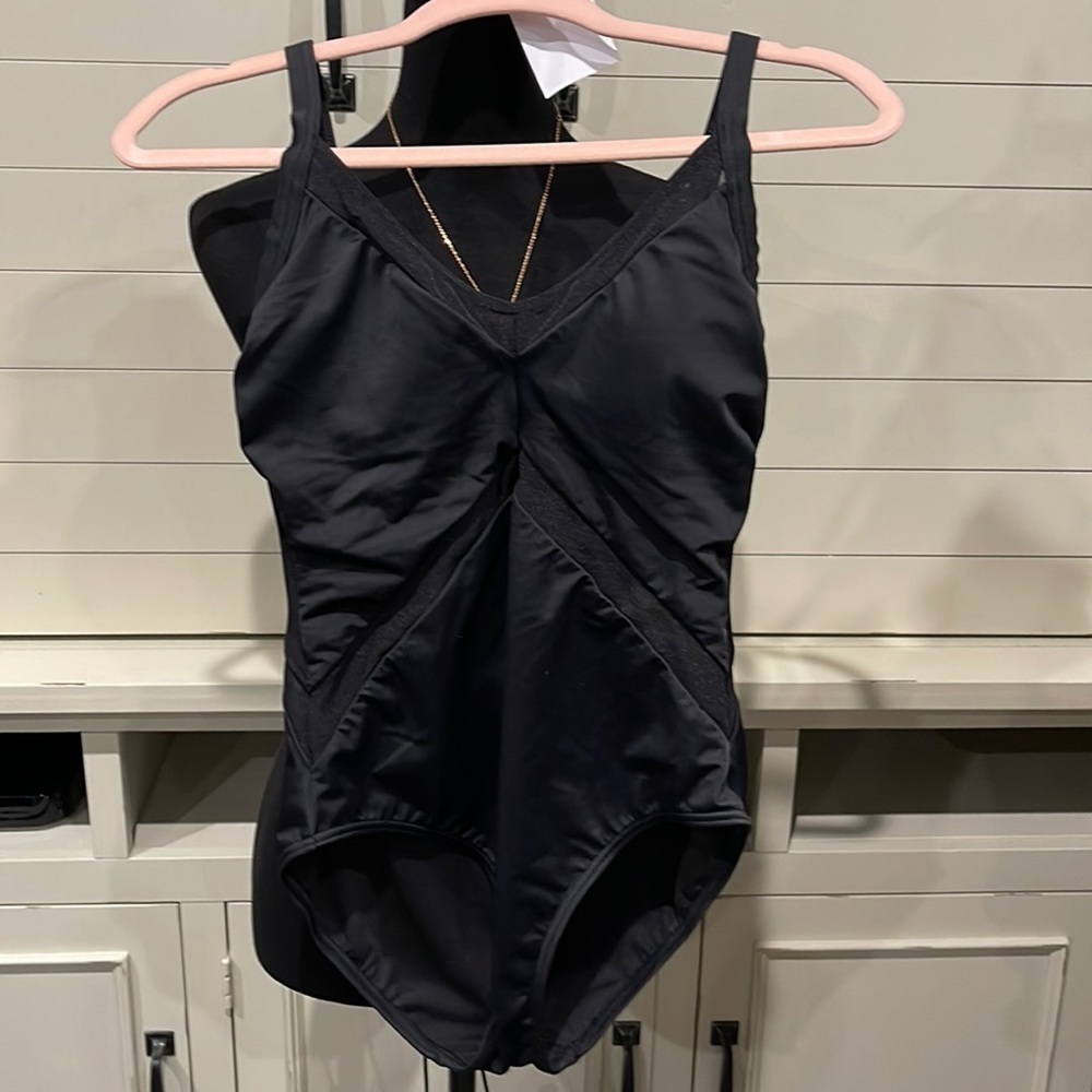 Dreamsuit bathing suit one piece black size 8. This has some control.